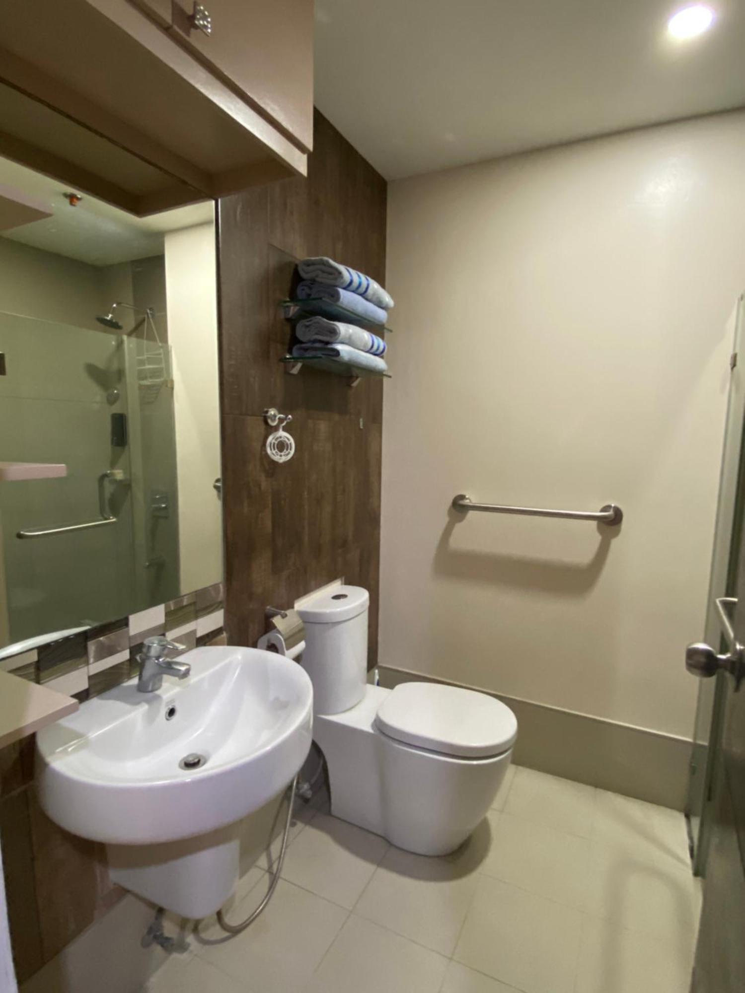 Feels Like Home Condos Abreeza Place Tower 1 & 2 Davao City Exteriör bild